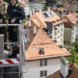 La conseillère fédérale Viola Amherd (à gauche) a observé la ville de La Chaux-de-Fonds installée dans une nasselle en compagnie du commandant du Service d'Incendie et de Secours des Montagnes neuchâteloises, Gregory Duc (à droite) et le Divisiona...